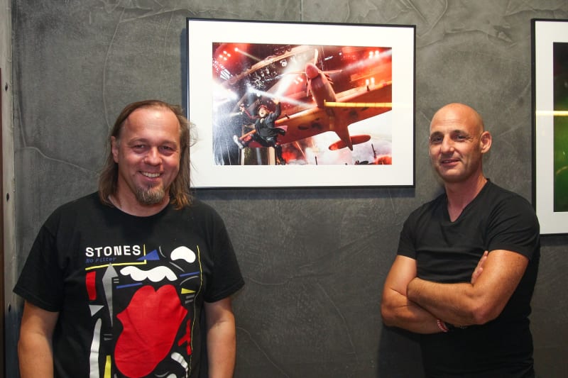 Oficiální fotograf The Rolling Stones Miro Majcen (vlevo) zahájil svou výstavu fotek.