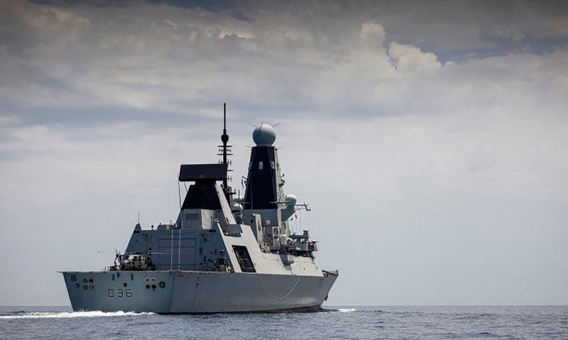 Britský torpédoborec HMS Defender údajně narušil ruské teritoriální vody