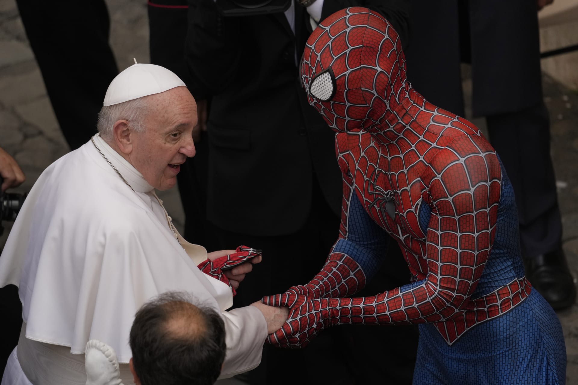 Na papežovu generální audienci zaskočil Spider-Man. 