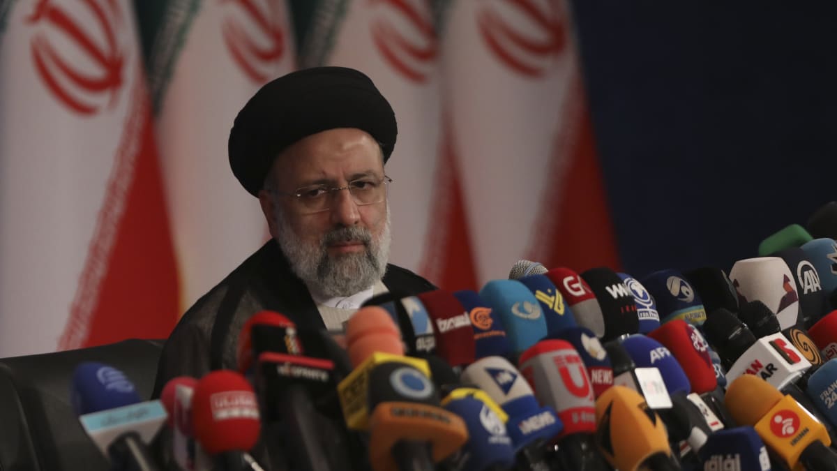 Íránský prezident Ebráhím Raísí je označován za „řezníka z Teheránu“. Stojí totiž za smrtí tisíců lidí.