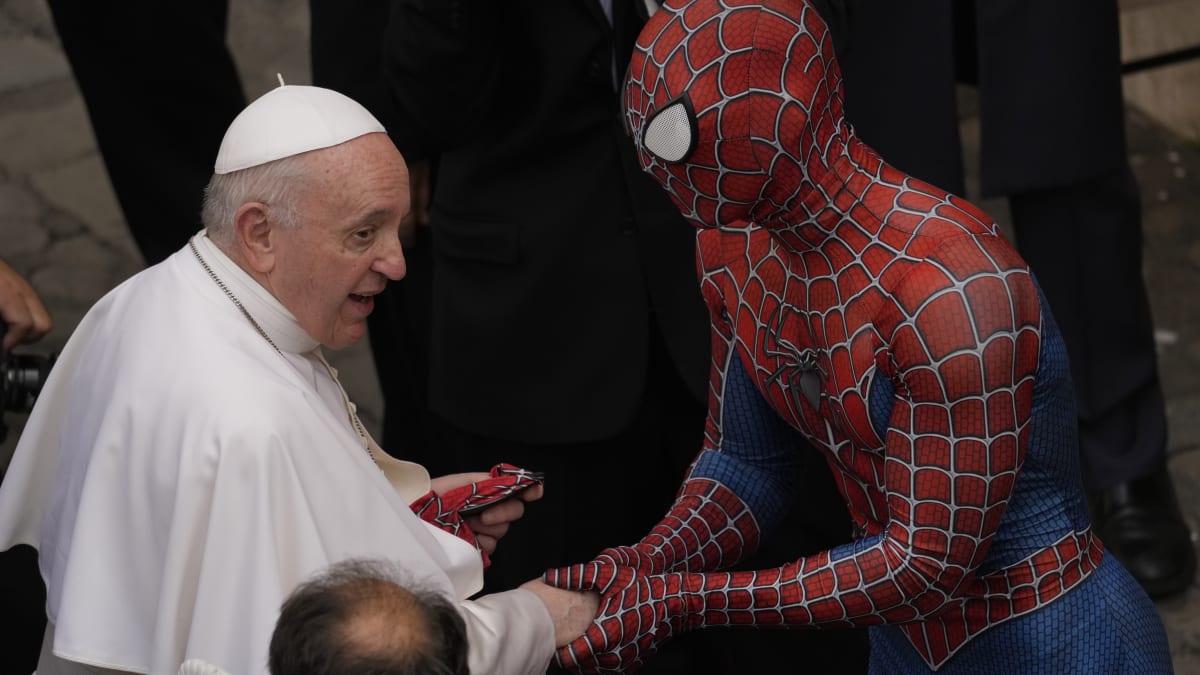 Na papežovu generální audienci zaskočil Spider-Man. 