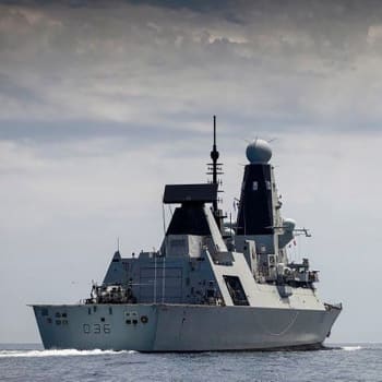 Britský torpédoborec HMS Defender údajně narušil ruské teritoriální vody