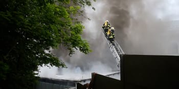 Při požáru v Čelákovicích se lidé nadýchali kouře. Nevětrejte, vyzývají hasiči místní