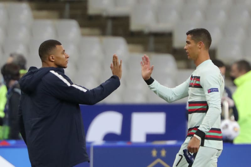 Kylian Mbappé a Cristiano Ronaldo (zleva) se zdraví před prvním vzájemným reprezentačním utkáním Francie–Portugalsko 11. října 2020 v Paříži.