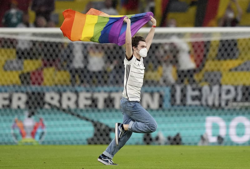 Příznivec hnutí LGBT narušil maďarskou hymnu.