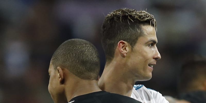 Kylian Mbappé a Cristiano Ronaldo se objímají po utkání Ligy mistrů Real Madrid – Paris St. Germain 14. února 2018 v Madridu. Šlo o jejich první vzájemné soutěžní utkání.
