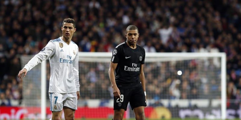 Cristiano Ronaldo a Kylian Mbappé (zleva) při zápase Ligy mistrů Real Madrid – Paris St. Germain v únoru 2018. 
