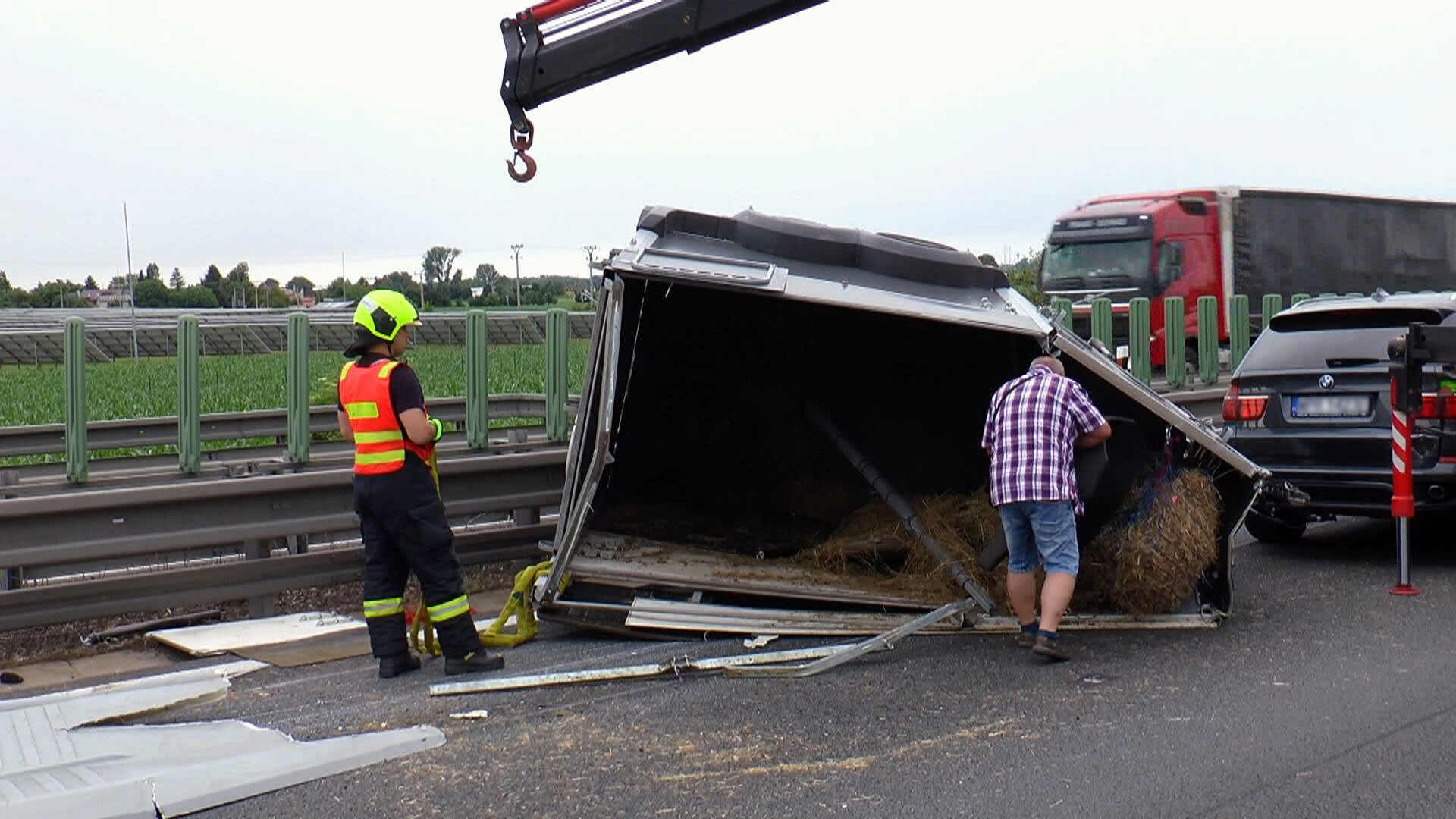 K nehodě přívěsů s koňmi, který se převrátil na dálnici D46 u Olšan u Prostějova, došlo ve čtvrtek kolem šest hodiny ranní. 