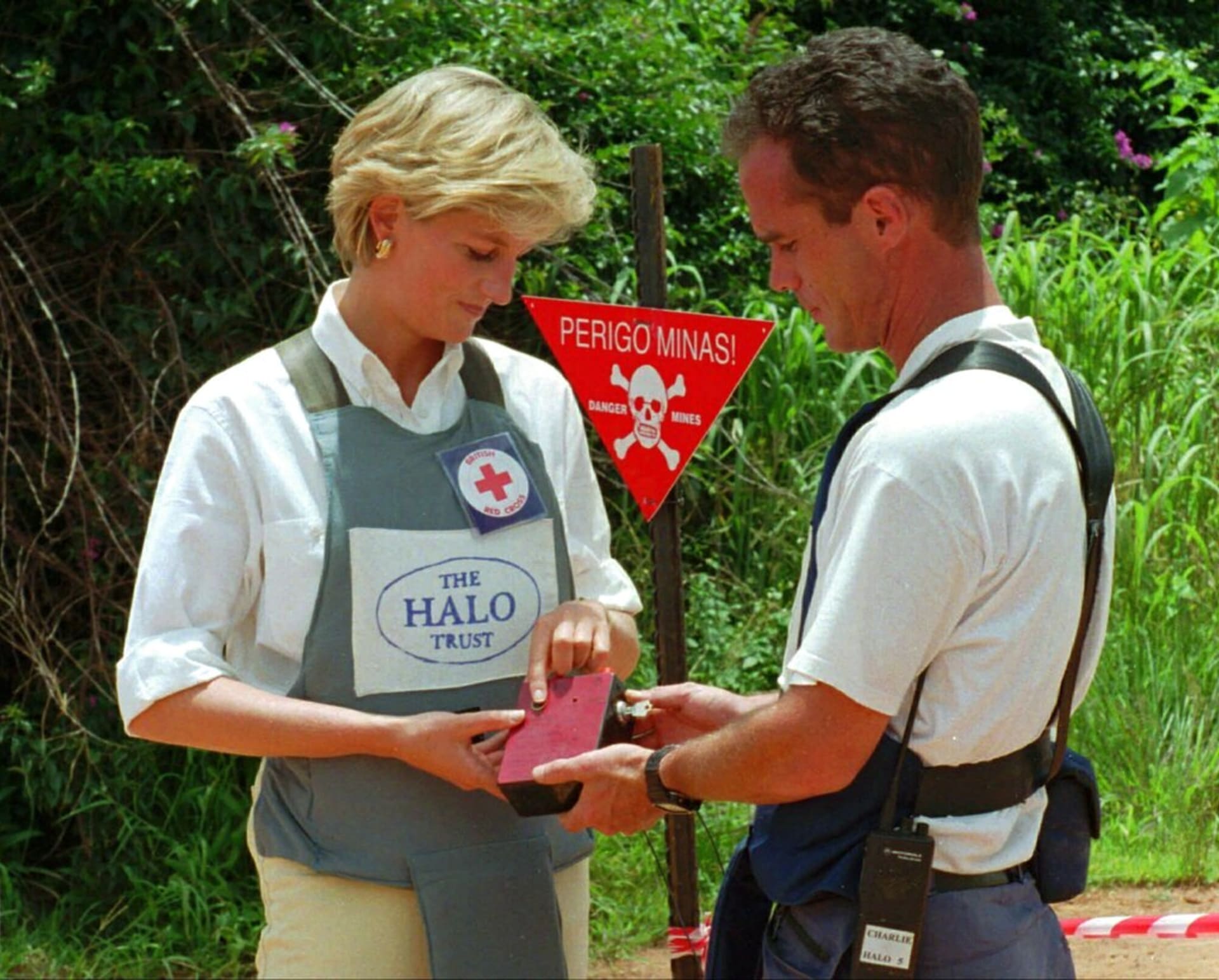 Princezna z Walesu v roce 1997 v Angole stiskává tlačítko, které má odpálit minové pole.