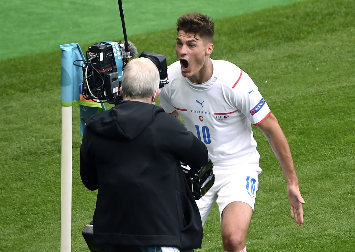 Český útočník Patrik Schick se raduje do televizní kamery ze svého geniálního gólu ze 45 metrů v utkání mistrovství Evropy 14. června 2021 proti Skotsku v Glasgowě. Češi zvítězili 2:0.
