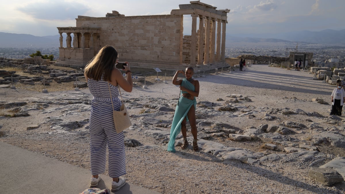 Aténská Akropolis a turisté