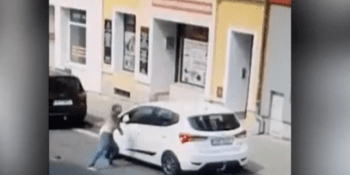 Nové video z Teplic: Rom před policejním zákrokem mlátil hlavou do auta, pak odpadl