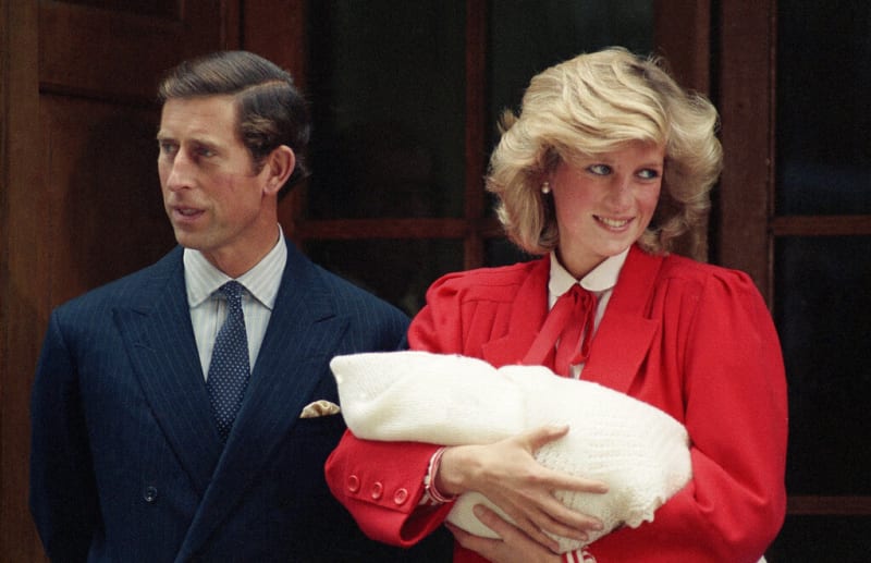 Princezna Diana s princem Charlesem opouštějí nemocnici se svým druhým synem Harrym
