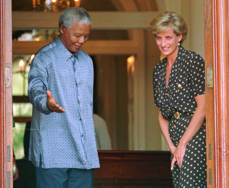 Princezna Diana v roce 1997 s jihoafrickým prezidentem Nelsonem Mandelou