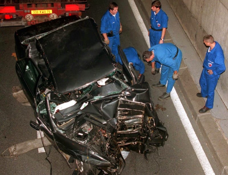 Vrak Mercedesu po smrtelné nehodě princezny Diany v roce 1997