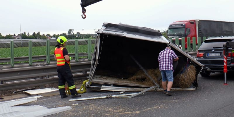 K nehodě přívěsů s koňmi, který se převrátil na dálnici D46 u Olšan u Prostějova, došlo ve čtvrtek kolem šest hodiny ranní. 