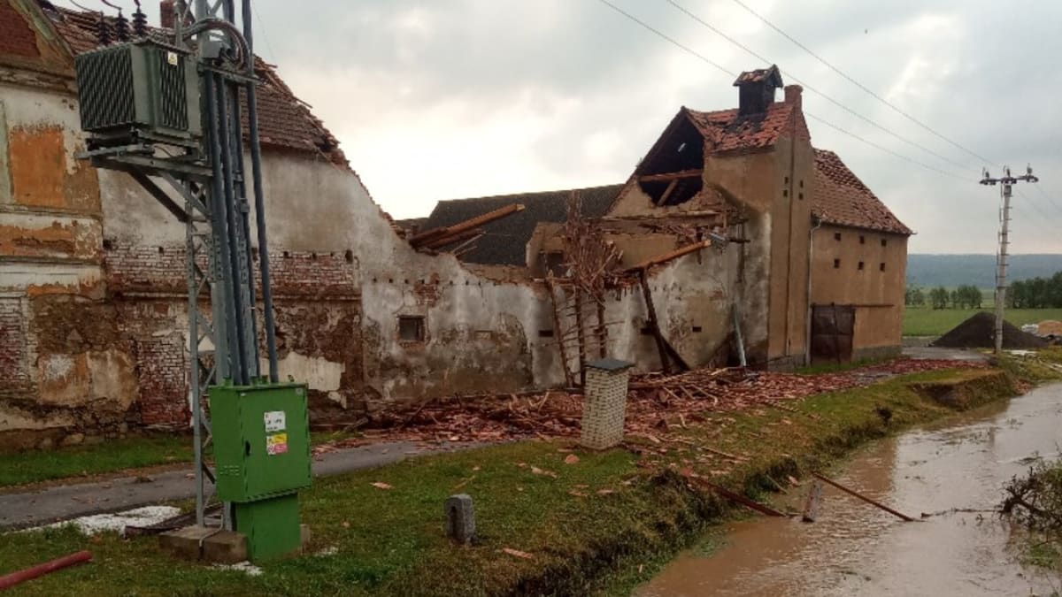 Bouře v obci Stebno poničila desítky domů.
