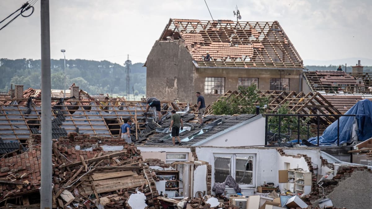 Ničivá bouře s tornádem sebrala mnohým lidem střechu nad hlavou, již šest lidí přišlo o život.