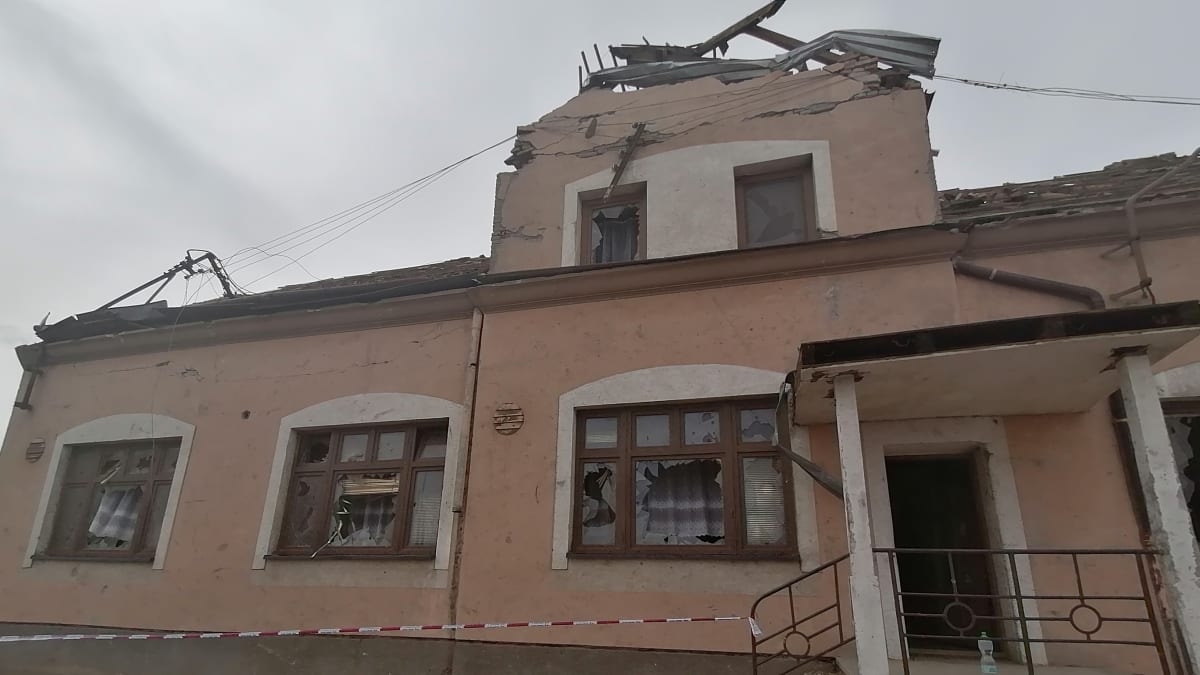 Zničená hospoda po tornádu na jižní Moravě
