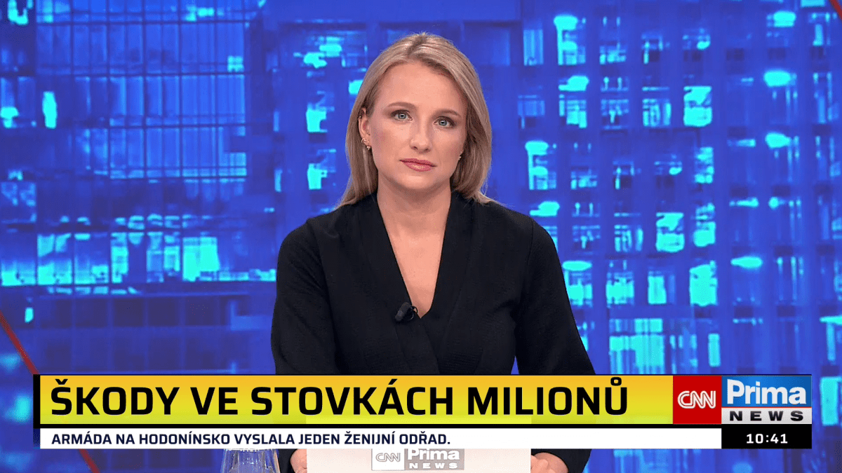 Moderátorka Lucie Hrdličková během vysílání Mimořádných zpráv
