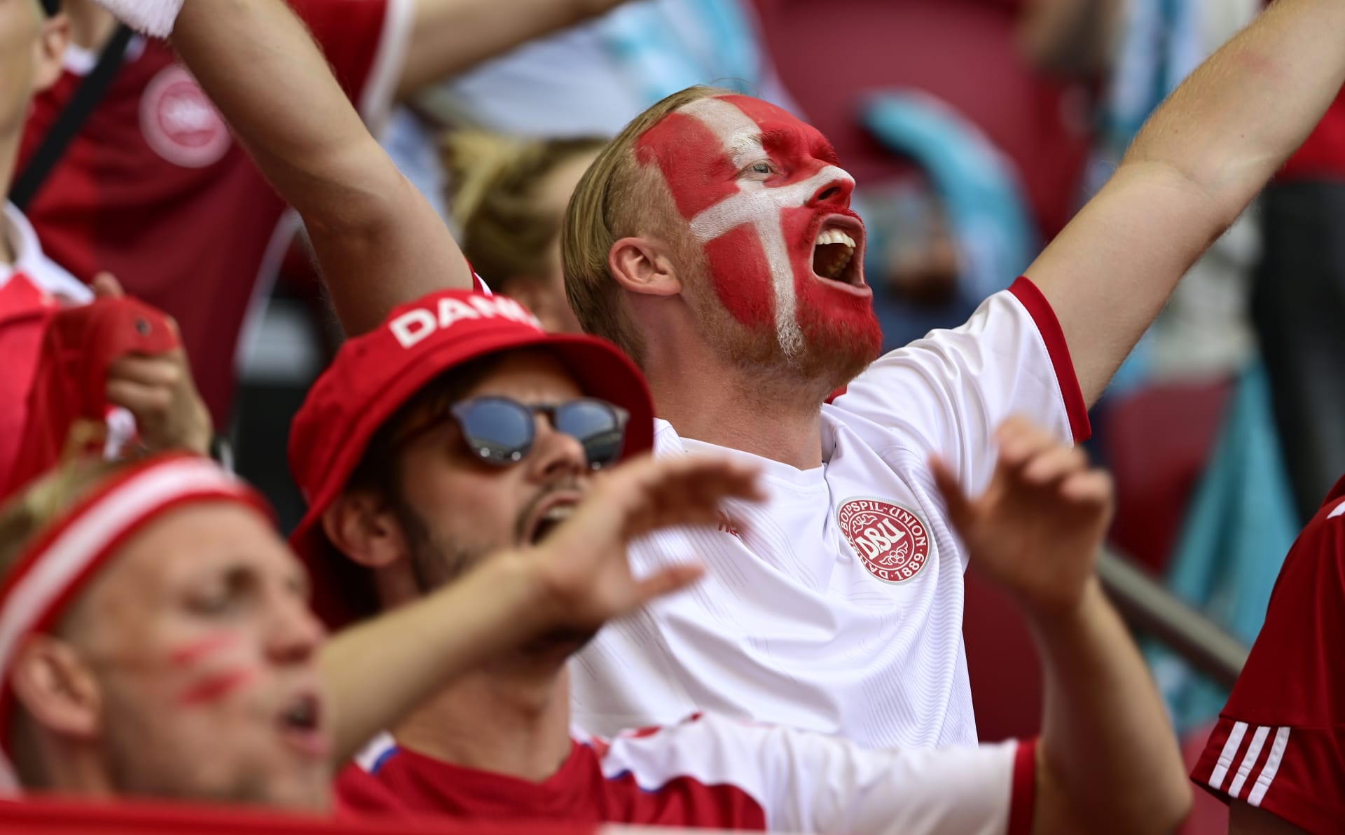 Dánští fanoušci slaví postup do čtvrtfinále Eura.