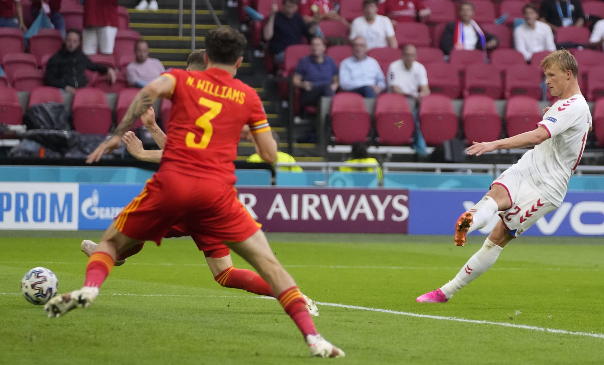 Kasper Dolberg střílí Walesu jeden ze svých dvou gólů.