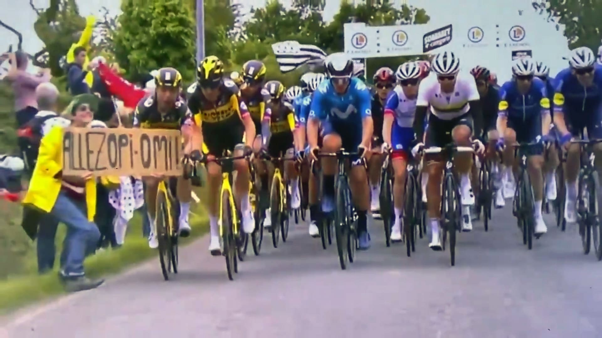 Fanynka na Tour de France způsobila hromadný pád.