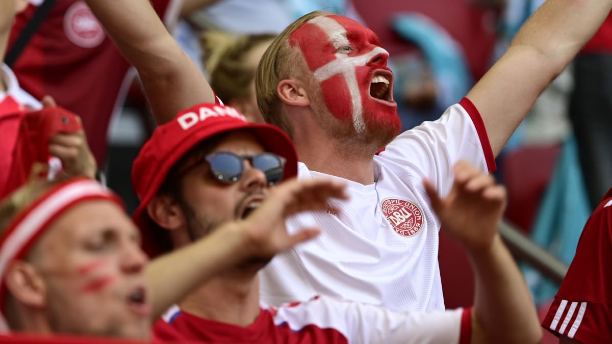 Dánští fanoušci slaví postup do čtvrtfinále Eura.