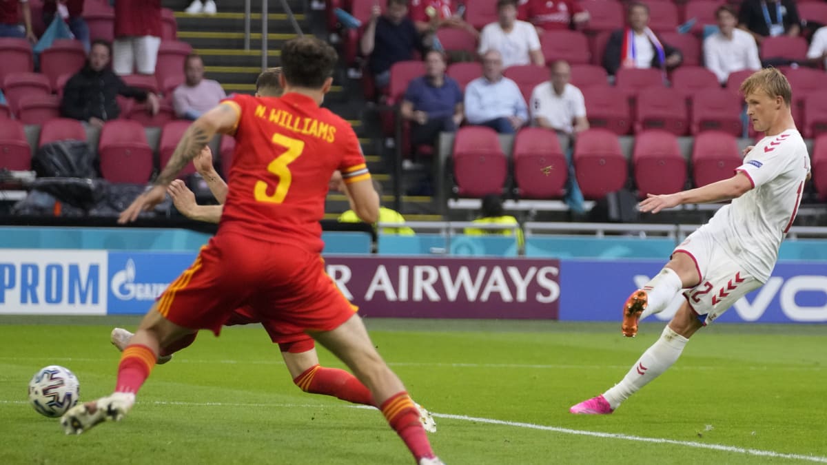 Kasper Dolberg střílí Walesu jeden ze svých dvou gólů.