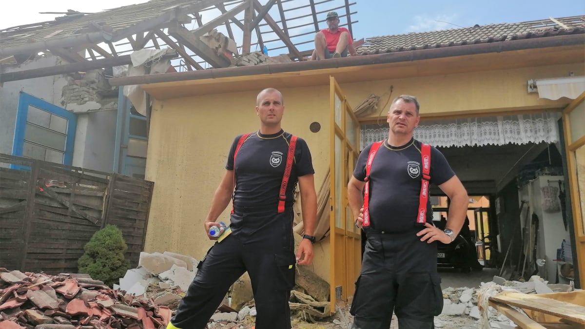 Na obnově tornádem zasažených obcí na jižní Moravě se podílí mimo jiné i hasiči. Těm nyní pomáhá na 200 vojáků, jejich počet se navýší o tisícovku.