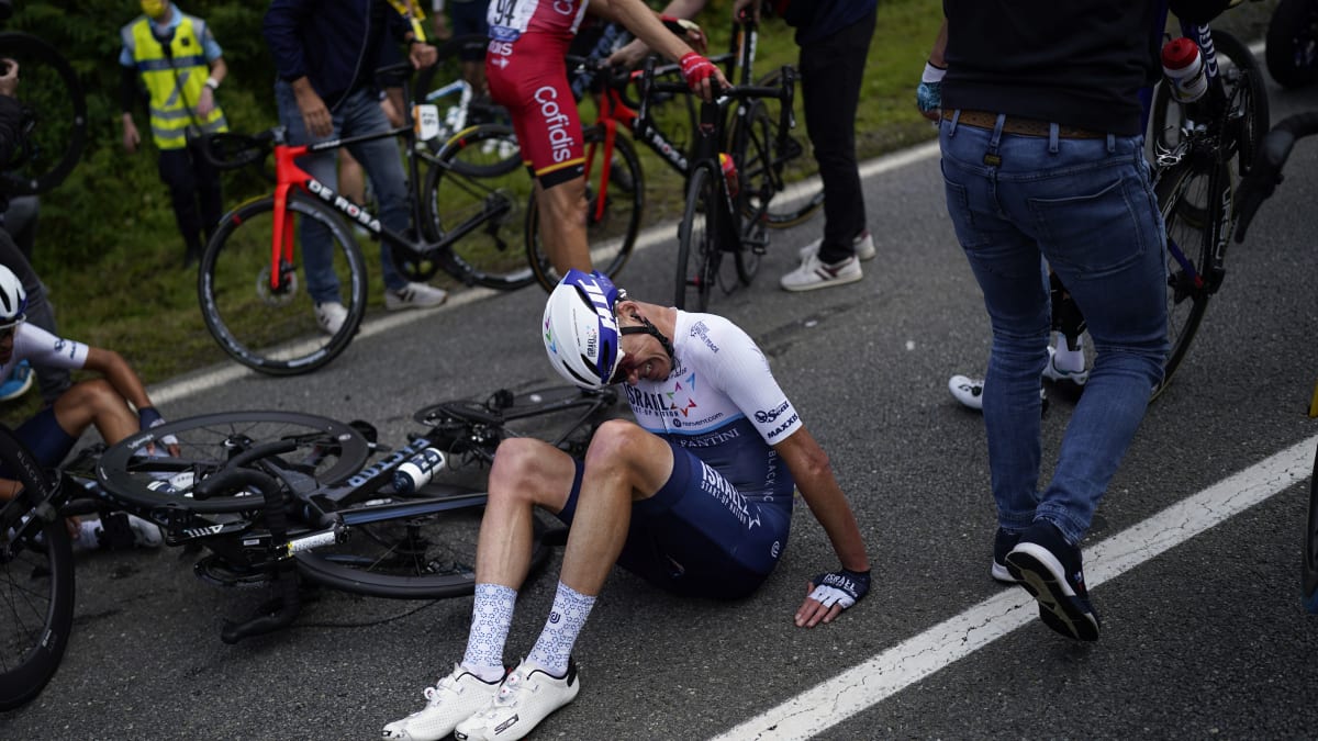 Neopatrné chování fanynky zapříčinilo hned v první etapě Tour de France děsivý hromadný pád.