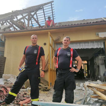 Hasiči u Kovaříků v Lužicích nabízejí provizorní plachty na zakrytí zničených střech.