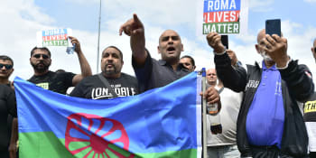 Hanba policii, gestapo! Stovky lidí v Teplicích protestovaly kvůli smrti Roma