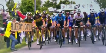 Šílený úvod Tour de France: Kvůli podivnému chování fanynky cyklisté hromadně popadali