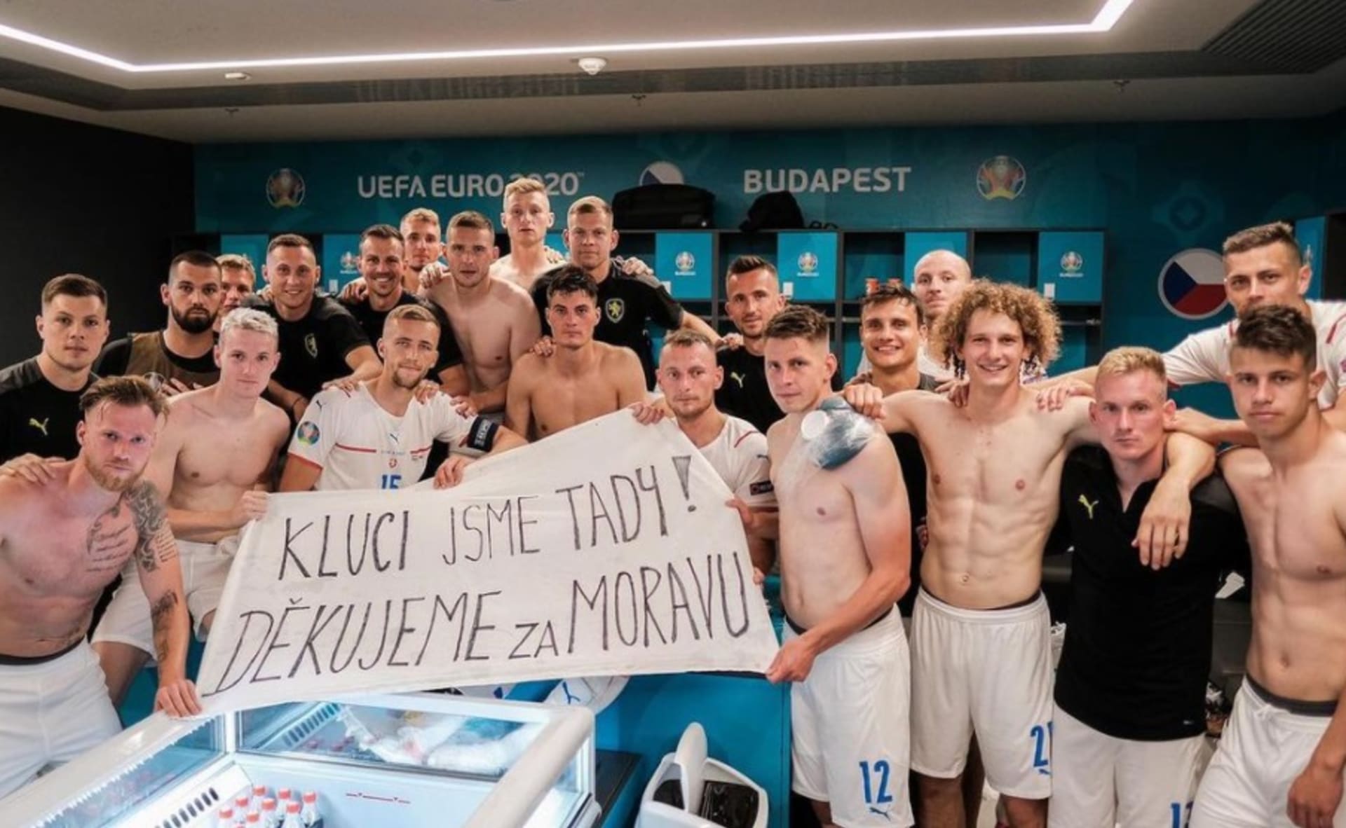 Čeští fotbalisté slavili, ale nezapomněli na ty, kteří to mají nyní těžké.