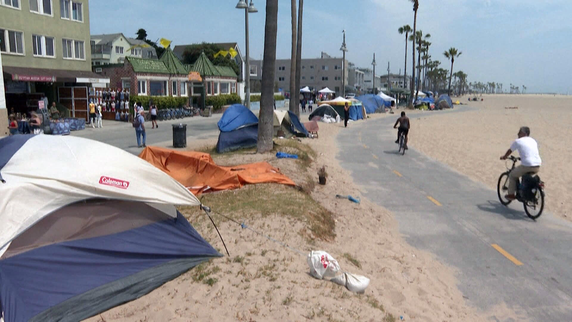 Na proslulou pláž Venice Beach se nastěhovali bezdomovci.