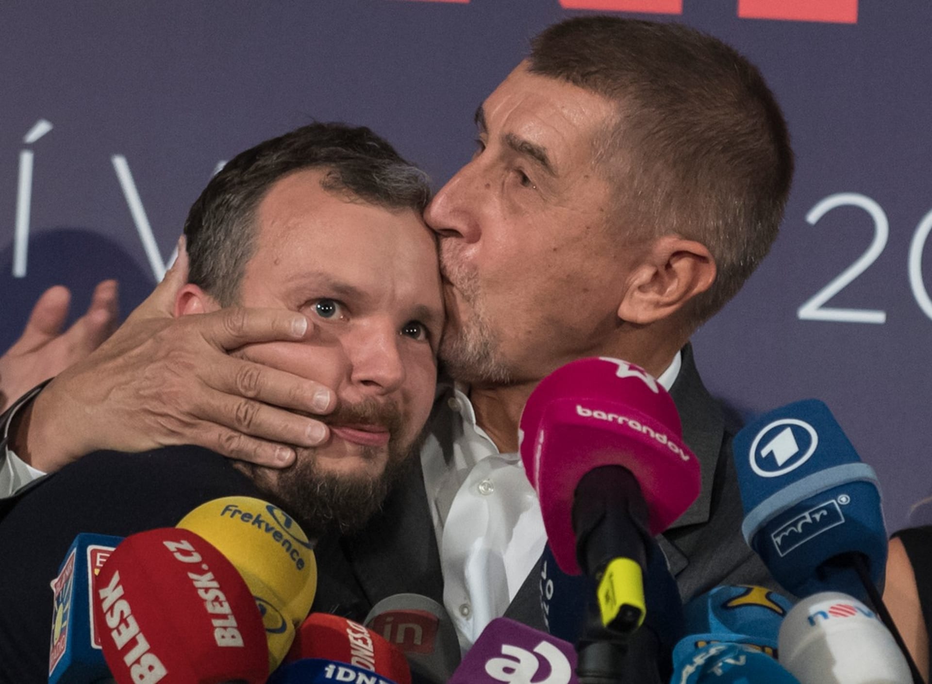 Po volbách v roce 2017 se Andrej Babiš radoval z vítězství. Na pódiu ve volebním štábu hnutí ANO tehdy políbil marketingového stratéga Marka Prchala.