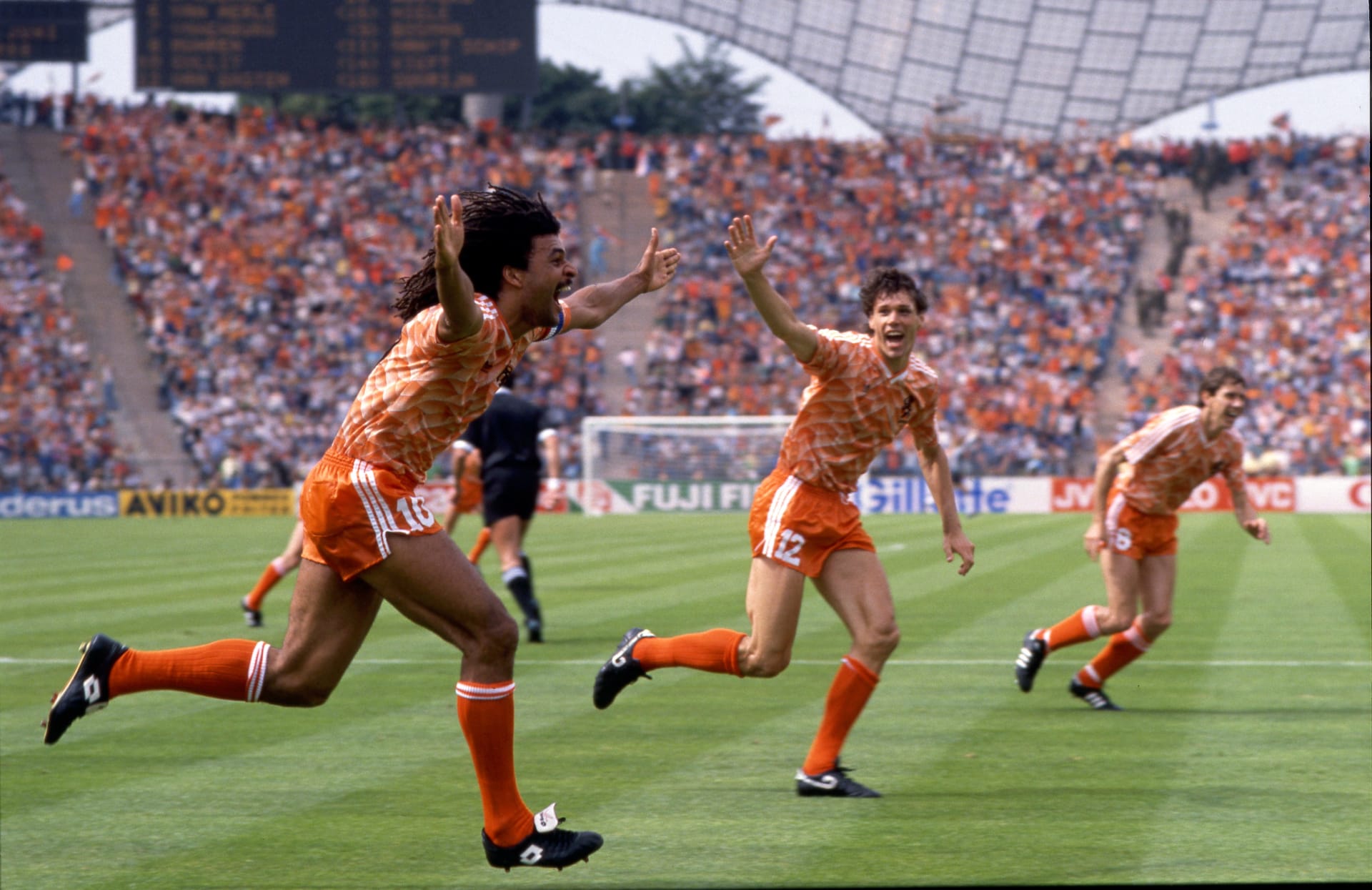 Ruud Gullit slaví spolu s Marco Van Bastenem gól na Euru 1988, které Nizozemci vyhráli.