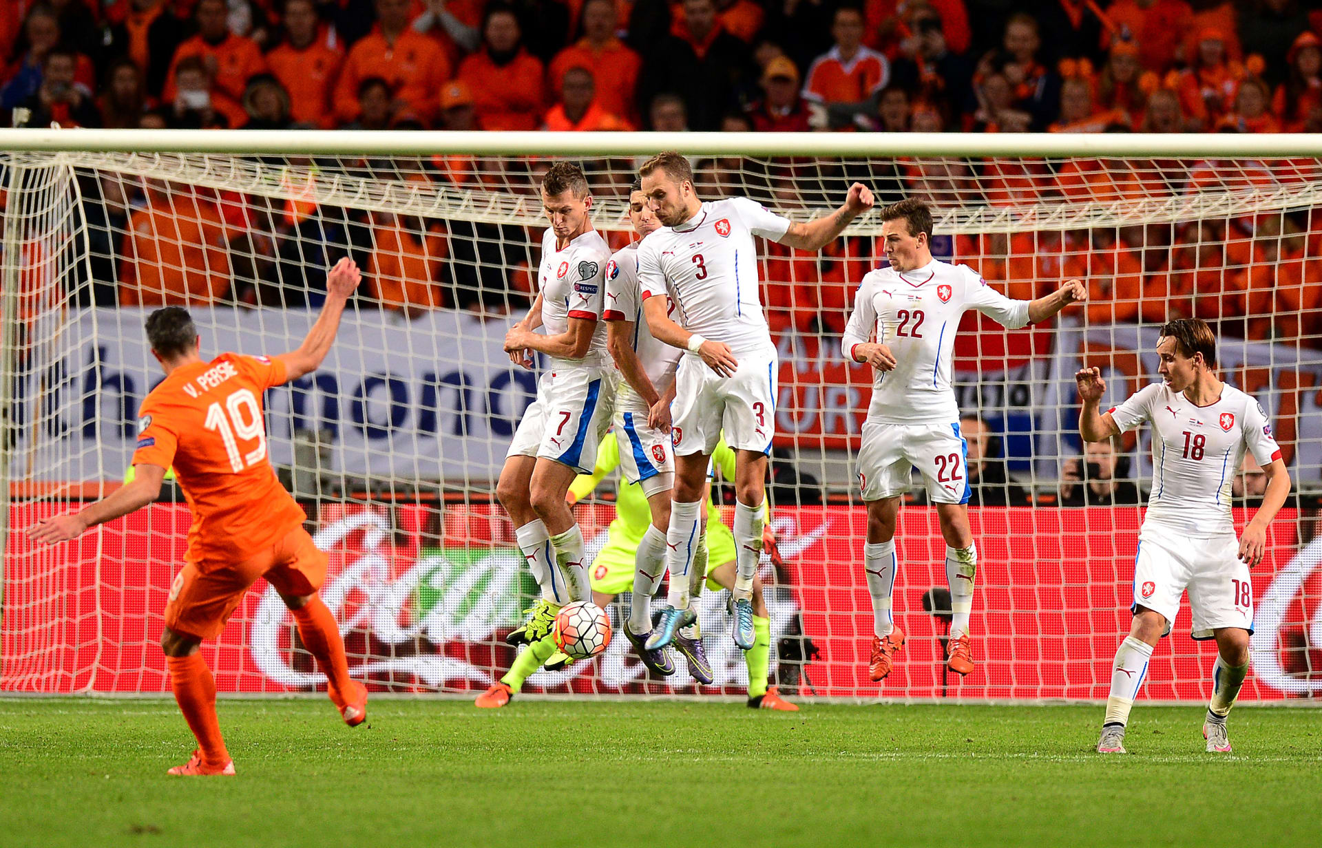 Jeden z mnoha vzájemných zápasů v poslední době: přímý kop Robina van Persieho v kvalifikaci na Euro 2016.
