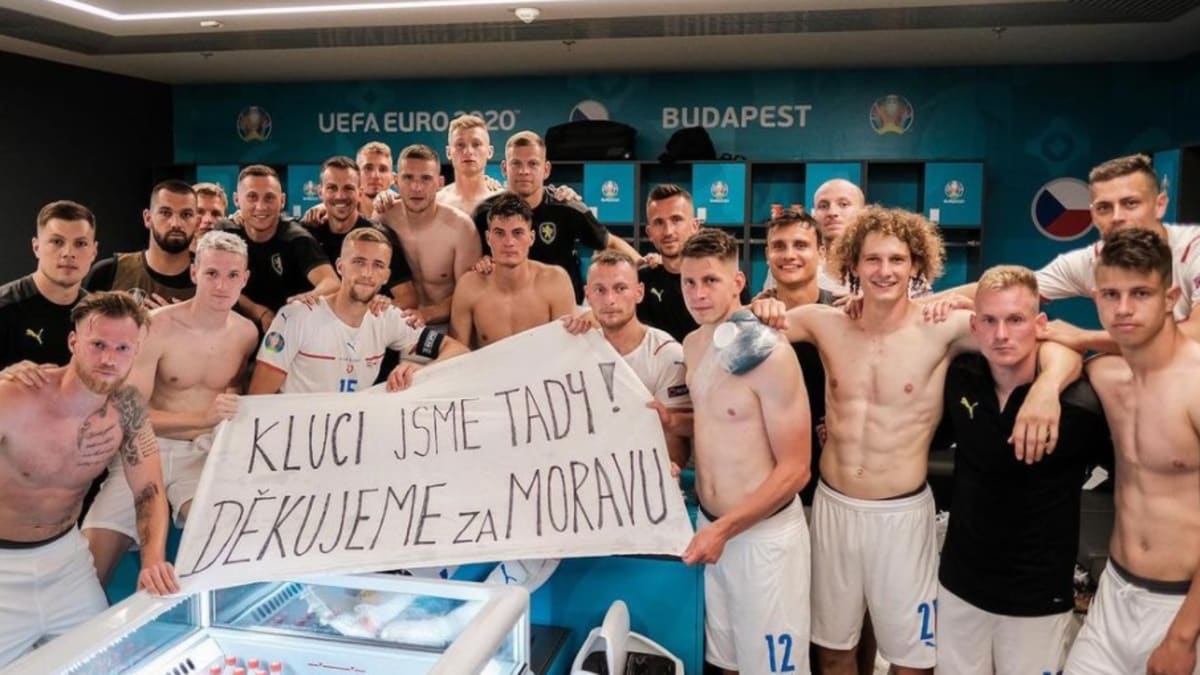 Čeští fotbalisté slavili, ale nezapomněli na ty, kteří to mají nyní těžké.