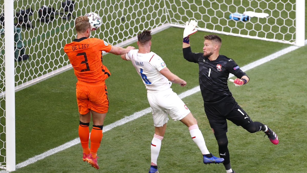 Velká šance De Ligta v prvním poločase osmifinále s Nizozemskem