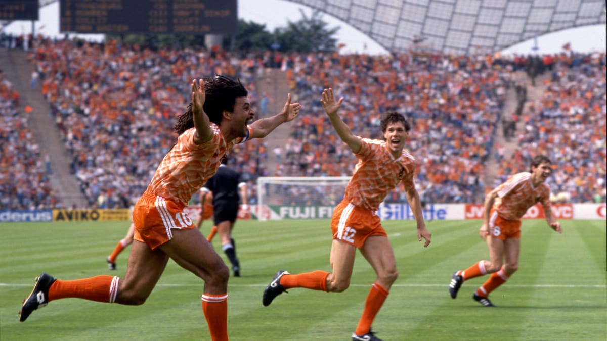 Ruud Gullit slaví spolu s Marco Van Bastenem gól na Euru 1988, které Nizozemci vyhráli.