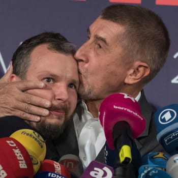 Po volbách v roce 2017 se Andrej Babiš radoval z vítězství. Na pódiu ve volebním štábu hnutí ANO tehdy políbil marketingového stratéga Marka Prchala.