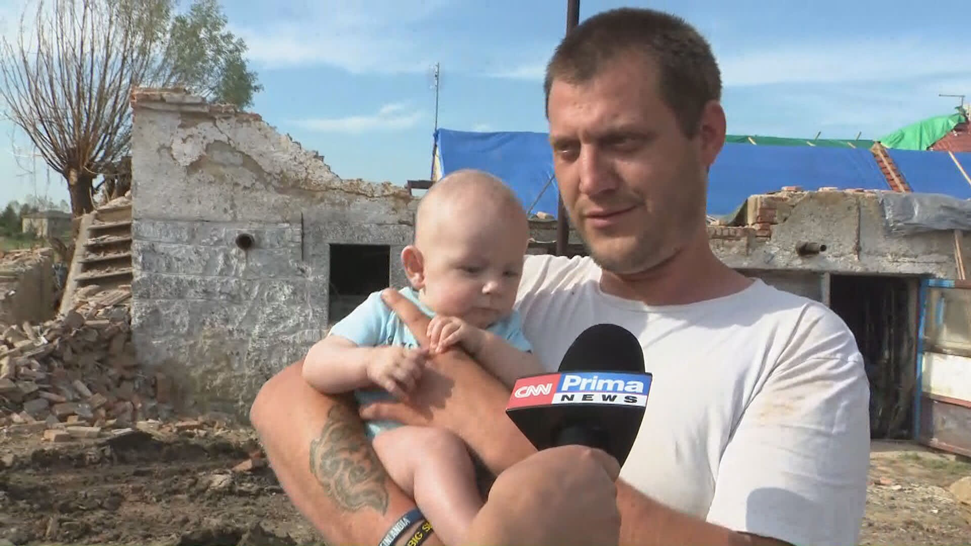 Majitel zničeného domu v obci Stebno Lukáš Přibík s dcerou. 