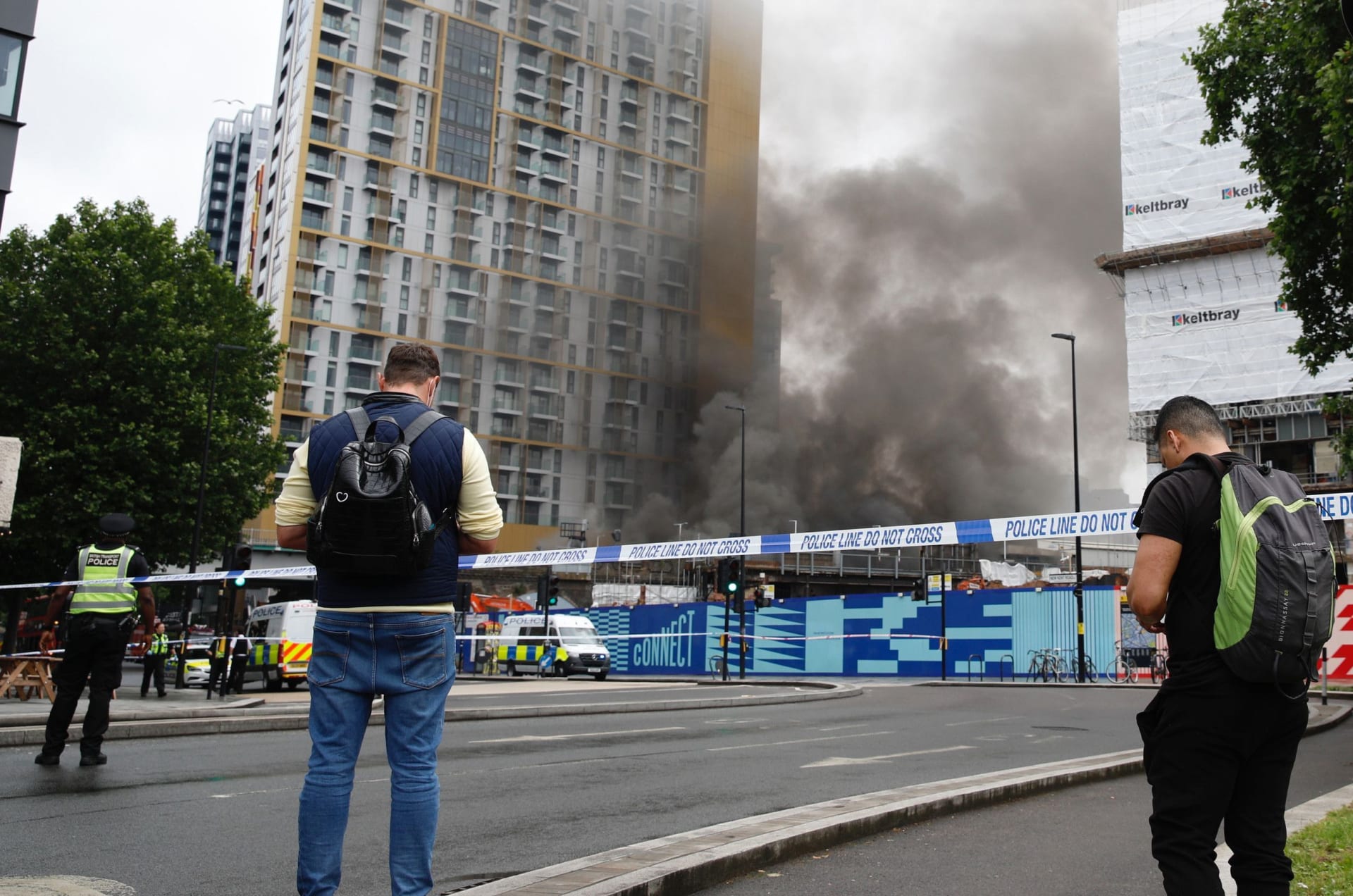 U londýnské stanice vlaku Elephant and Castle došlo k explozi. Dým je vidět na míle daleko.