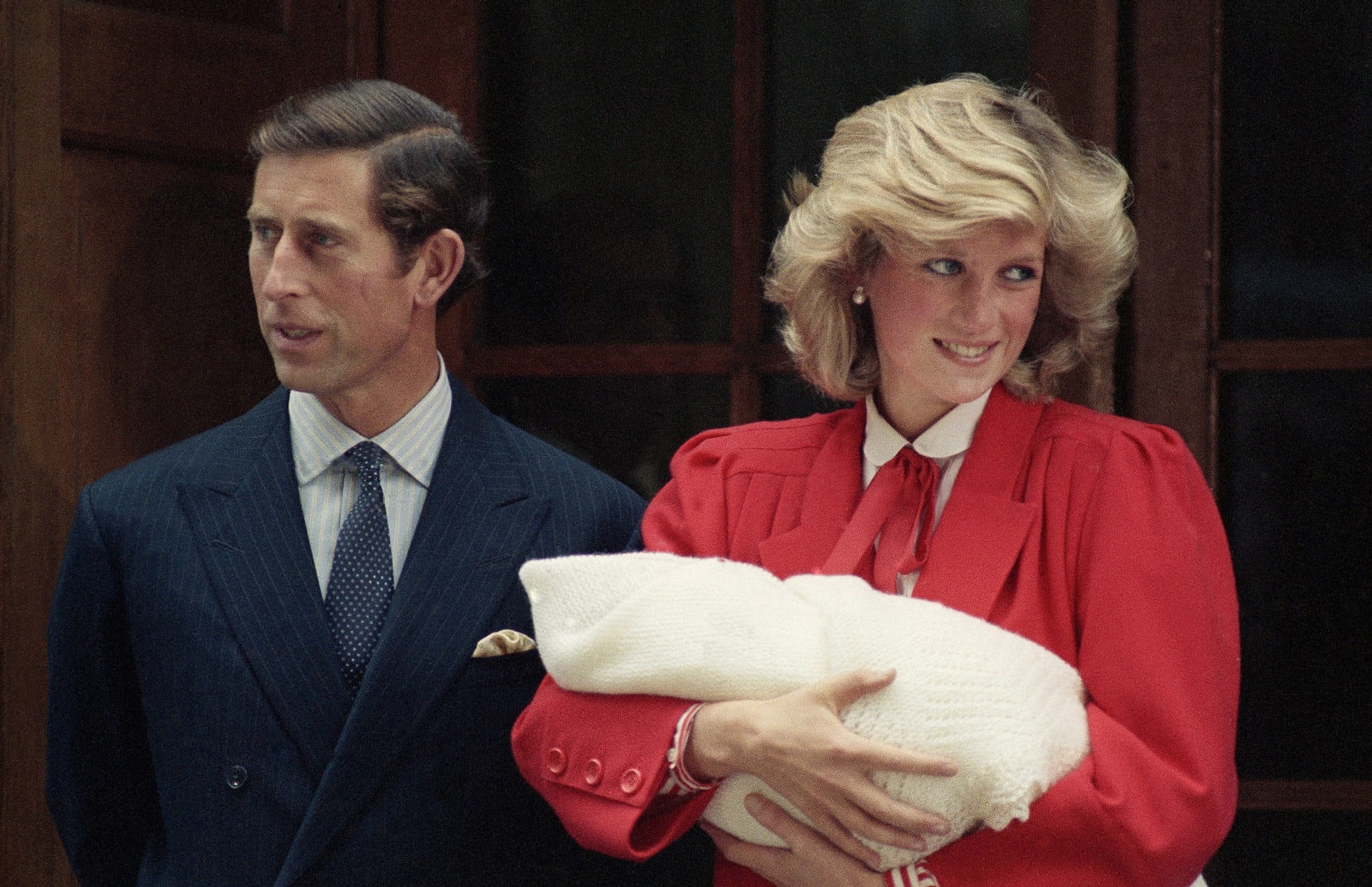 Princ Charles a princezna Diana 16. září 1984 opouštějí nemocnici svaté Marie v londýnském Paddingtonu se svým malým synem, princem Harrym.