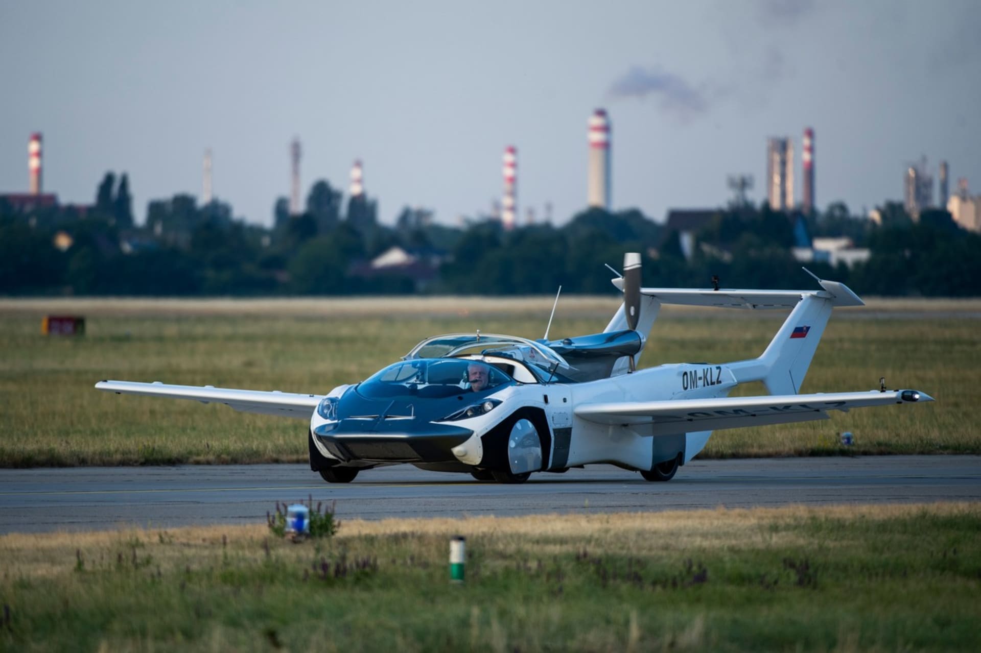 Dvoumístné létající auto AirCar slovenského vynálezce a designéra Štefana Kleina