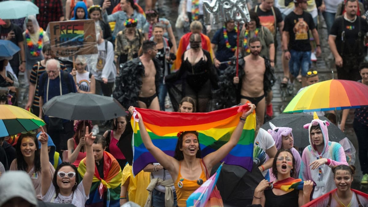 Konec duhových pochodů. Polský Sejm podpořil zákaz akcí na podporu sexuálních menšin.