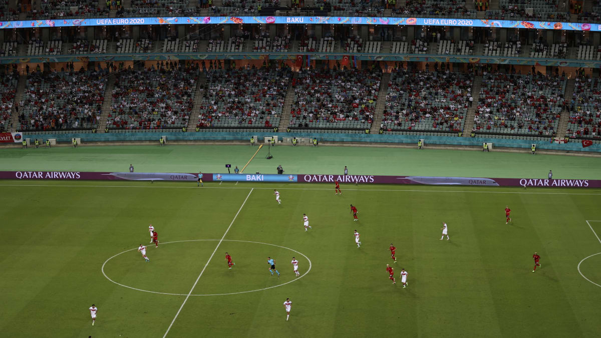 Stadion v Baku během zápasu Eura mezi Švýcarskem a Tureckem
