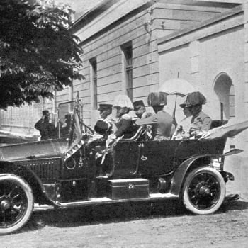 Šlechtický vůz vyráží na projížďku Sarajeva, Ferdinand D´Este ani jeho žena Žofie Chotková sedící vzadu se z Bosny už nevrátí.